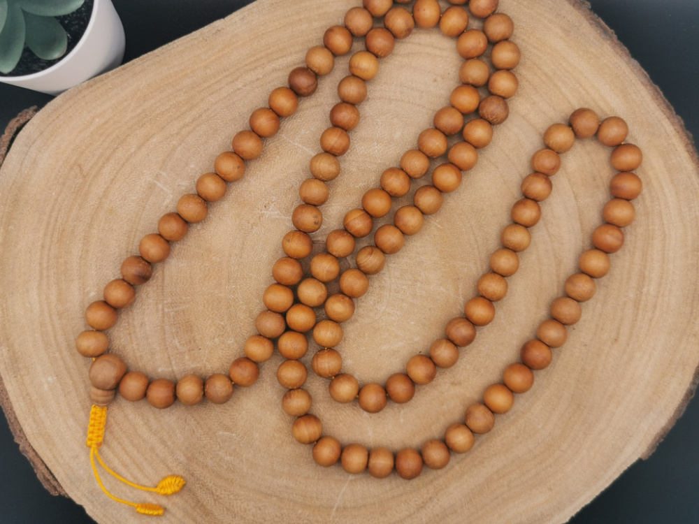 Sandelholz Mala mit 108+1 Perlen (10mm) – handgefertigt in Nepal mit traditionellem Knoten